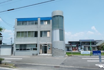 広い専用駐車場を完備